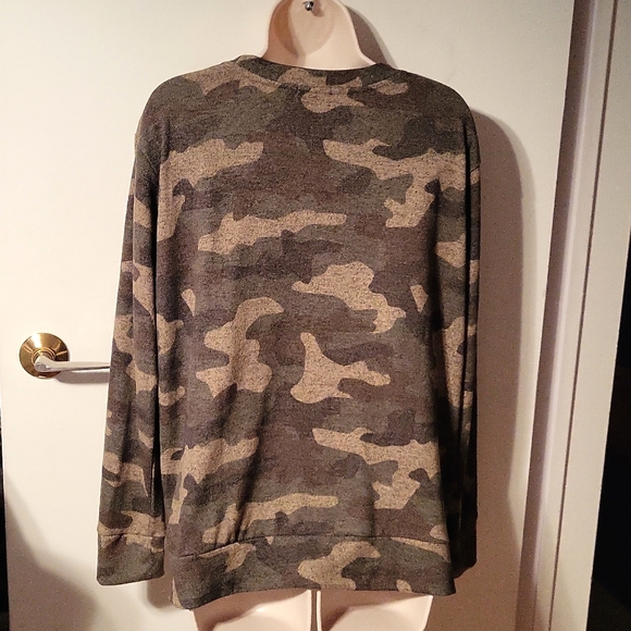 ARDENE Green Camouflage Women's Long Sleeve Top with Side Zippers Small NWOT - Picture 2 of 4